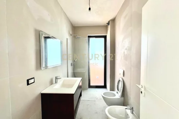 Shtepi ne shitje Vila Luksoze ne Durres, 4+1, Mobilimi Bosh, pa mobiluar, Pagesa 500,000  Euro.