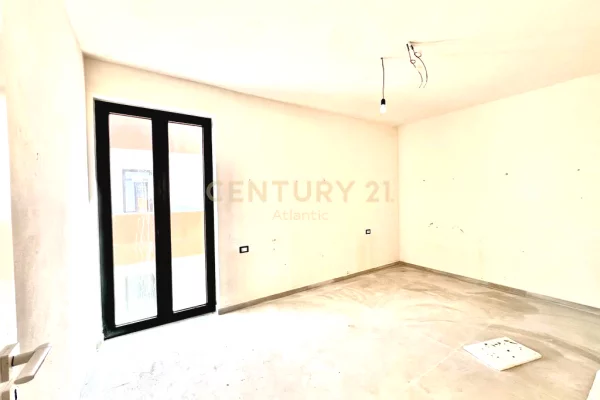 Shtepi ne shitje Vila Luksoze ne Durres, 4+1, Mobilimi Bosh, pa mobiluar, Pagesa 500,000  Euro.