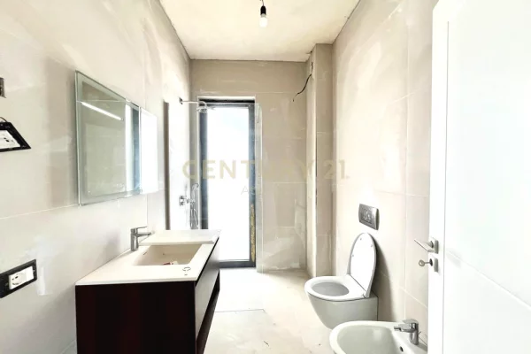 Shtepi ne shitje Vila Luksoze ne Durres, 4+1, Mobilimi Bosh, pa mobiluar, Pagesa 500,000  Euro.