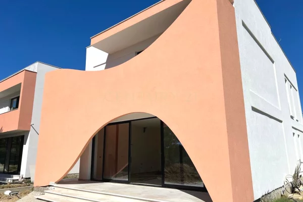 Shtepi ne shitje Vila Luksoze ne Durres, 4+1, Mobilimi Bosh, pa mobiluar, Pagesa 500,000  Euro.