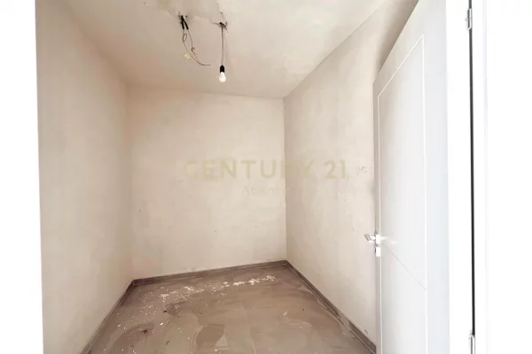 Shtepi ne shitje Vila Luksoze ne Durres, 4+1, Mobilimi Bosh, pa mobiluar, Pagesa 500,000  Euro.