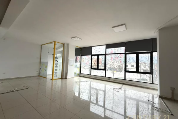 Ambient komercial per Qera