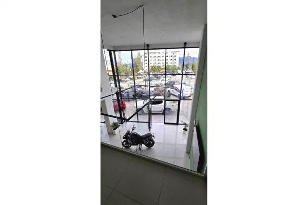 Showroom zyra dhe 2000 m2 parkim per qira!