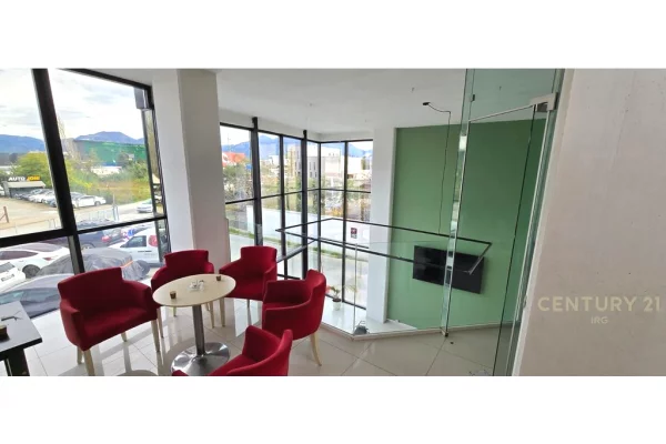 Showroom zyra dhe 2000 m2 parkim per qira!