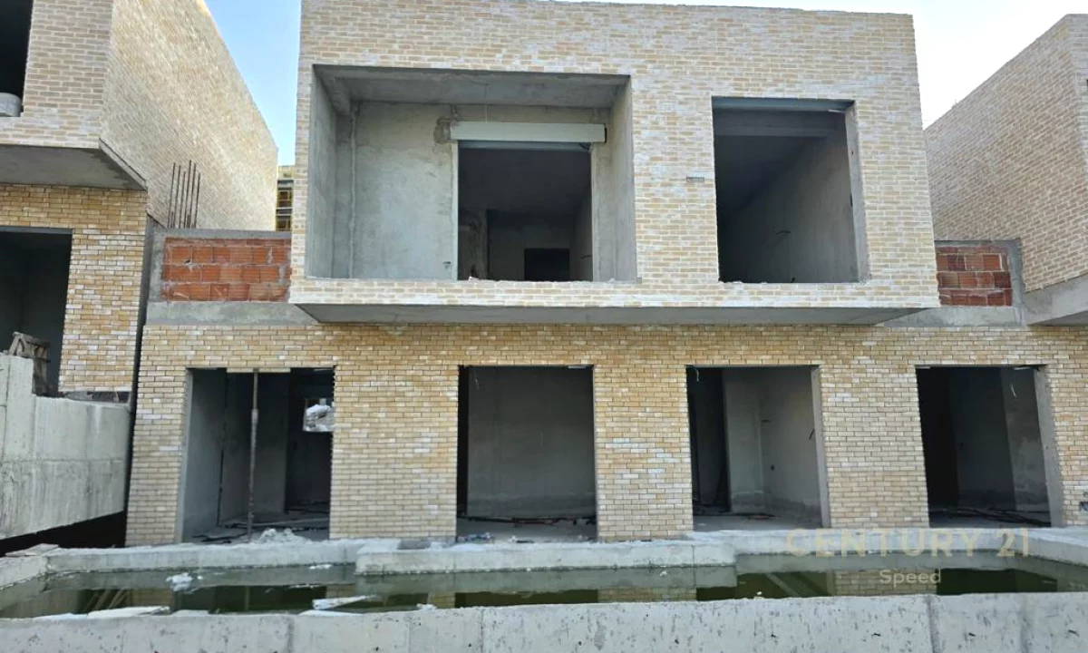 Shtepi ne shitje Vila Luksoze ne Tirane, 3+1, Mobilimi Bosh, pa mobiluar, Pagesa 450,000  Euro.