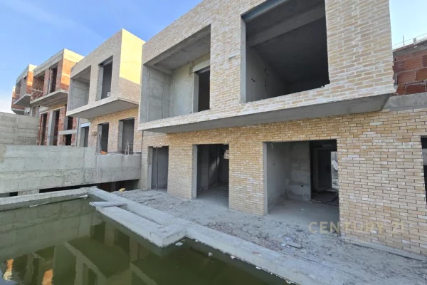 Shtepi ne shitje Vila Luksoze ne Tirane, 3+1, Mobilimi Bosh, pa mobiluar, Pagesa 450,000  Euro.