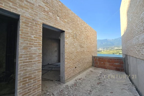 Shtepi ne shitje Vila Luksoze ne Tirane, 3+1, Mobilimi Bosh, pa mobiluar, Pagesa 450,000  Euro.