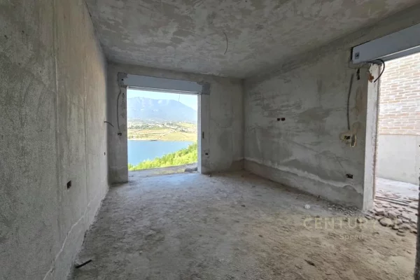 Shtepi ne shitje Vila Luksoze ne Tirane, 3+1, Mobilimi Bosh, pa mobiluar, Pagesa 450,000  Euro.