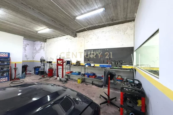 Ambient biznesi me qera 4+1 ne Tirane - 900 Euro