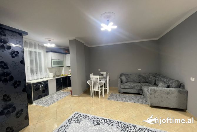 Shtepi me qera Apartament ne Tirane, 2+1, Mobilimi E mobiluar, Pagesa 650  Euro.