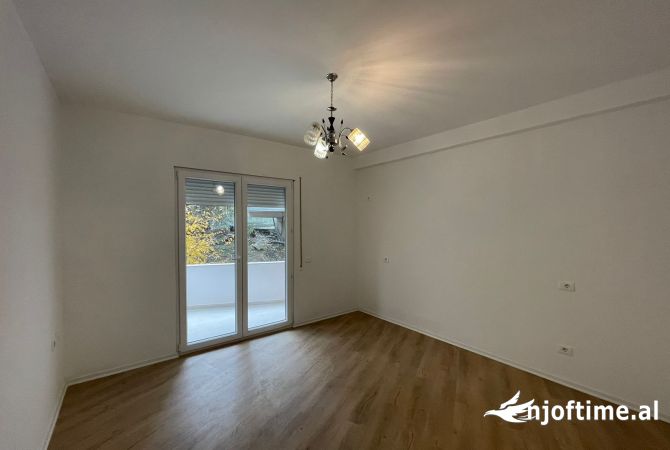 Shtepi me qera Apartament ne Tirane, 2+1, Mobilimi Pjeserisht e mobiluar, Pagesa 500  Euro.