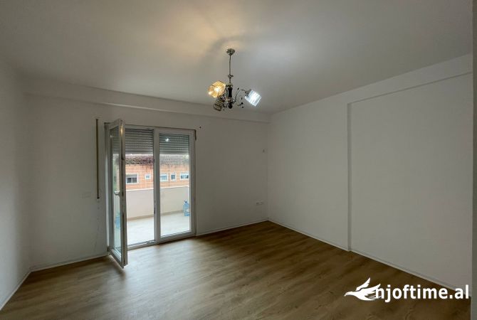 Shtepi me qera Apartament ne Tirane, 2+1, Mobilimi Pjeserisht e mobiluar, Pagesa 500  Euro.