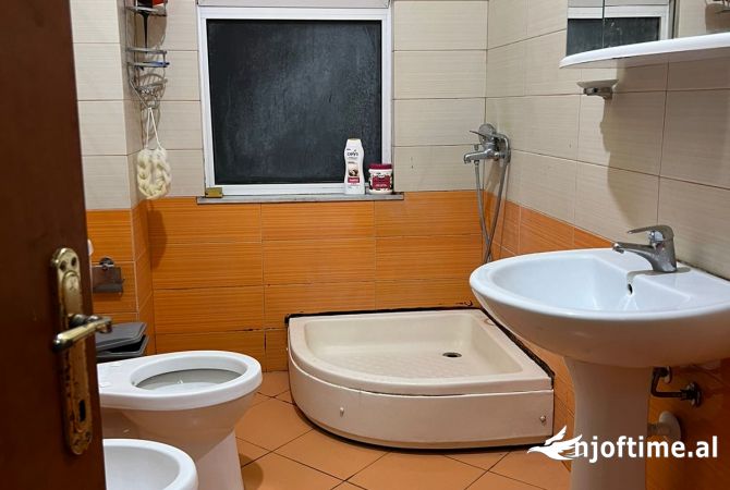 Shtepi ne shitje Apartament ne Tirane, 2+1, Mobilimi E mobiluar, Pagesa 120,000  Euro.