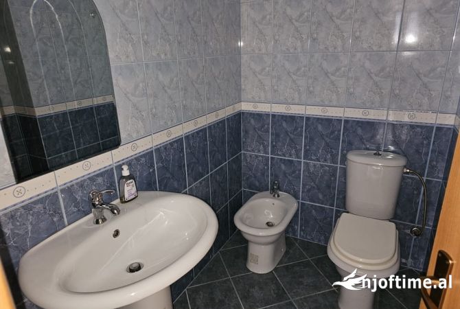 Shtepi ne shitje Apartament ne Tirane, 2+1, Mobilimi E mobiluar, Pagesa 160,000  Euro.