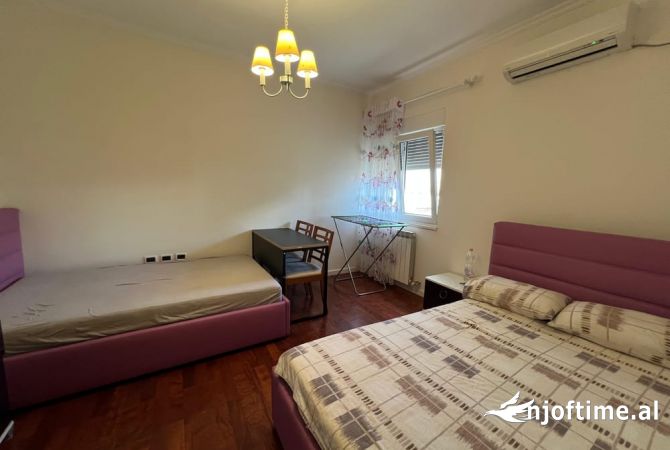 Shtepi me qera Apartament ne Tirane, 2+1, Mobilimi E mobiluar, Pagesa 1,000  Euro.