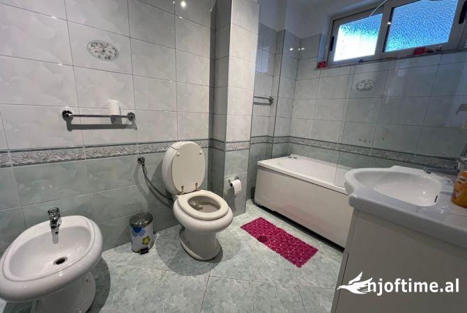 Shtepi me qera Apartament ne Tirane, 2+1, Mobilimi E mobiluar, Pagesa 1,000  Euro.