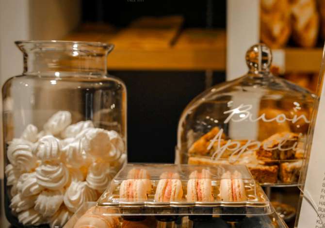 Njoftime Pune ne Tirane, Profesioni Magazinjer ,  shitese dhe Kamarier/e , , Pagesa 40,000  Leke.