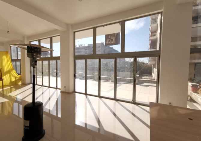 Jepet me qera ambjent ne ‘’Astir’’. 