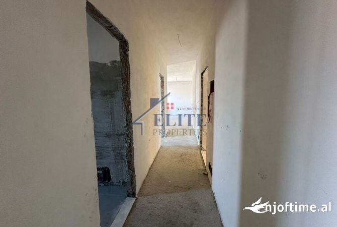 Shtepi ne shitje Apartament ne Tirane, 2+1, Mobilimi Bosh, pa mobiluar, Pagesa 162,554  Euro.