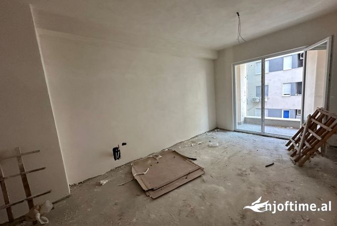 Shtepi ne shitje Apartament ne Tirane, 2+1, Mobilimi Bosh, pa mobiluar, Pagesa 127,165  Euro.
