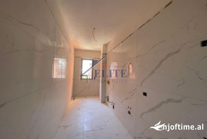 Shtepi ne shitje Apartament ne Tirane, 2+1, Mobilimi Bosh, pa mobiluar, Pagesa 88,038  Euro.