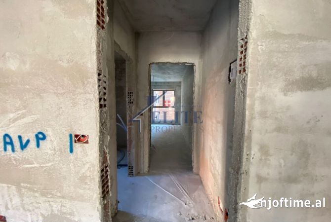 Shtepi ne shitje Apartament ne Tirane, 1+1, Mobilimi Bosh, pa mobiluar, Pagesa 170,000  Euro.