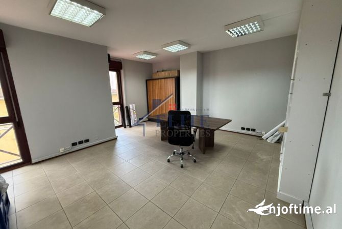 Ambient biznesi me qera 3+1 ne Tirane - 180,000 Leke