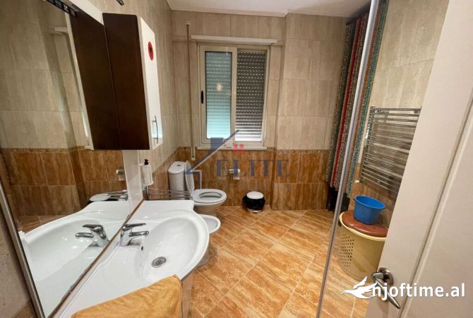 Shtepi ne shitje Apartament ne Tirane, 2+1, Mobilimi E mobiluar, Pagesa 190,000  Euro.
