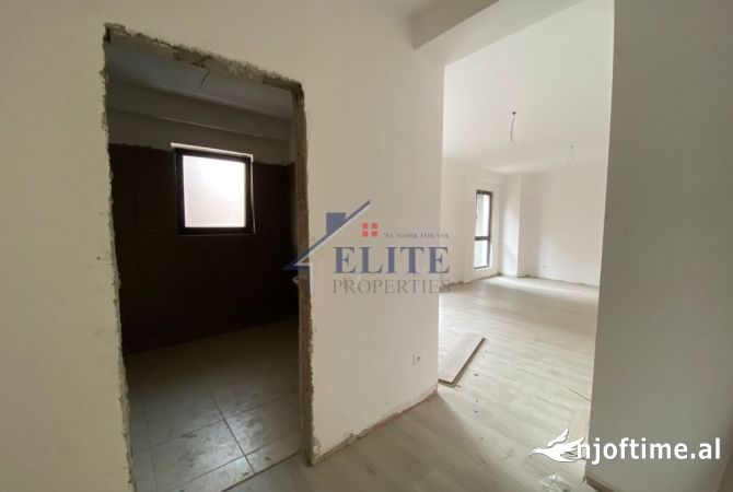 Pazari i Ri, zyre me qira