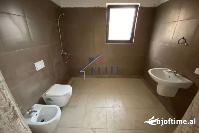 Pazari i Ri, zyre me qira