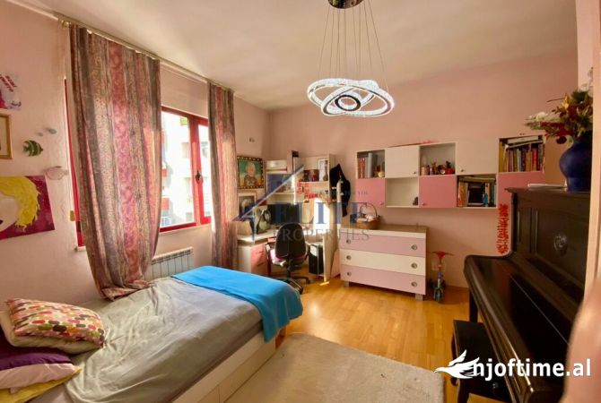 Shtepi ne shitje Apartament ne Tirane, 3+1, Mobilimi E mobiluar, Pagesa 198,000  Euro.