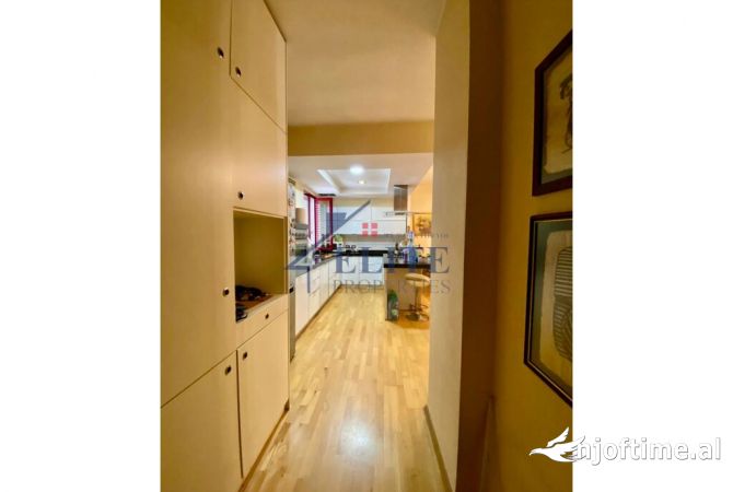 Shtepi ne shitje Apartament ne Tirane, 3+1, Mobilimi E mobiluar, Pagesa 198,000  Euro.