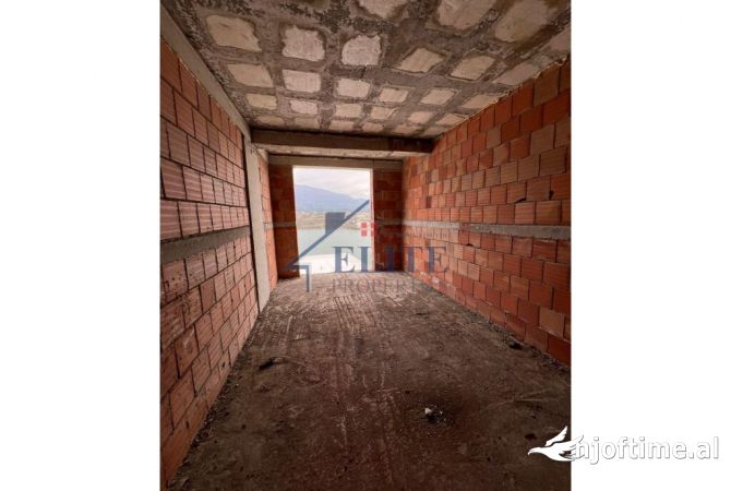 Shtepi ne shitje Vila Luksoze ne Tirane, 4+1, Mobilimi Bosh, pa mobiluar, Pagesa 493,965  Euro.