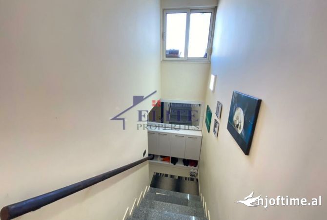 Shtepi ne shitje Penthose(kati i fundit panoramik) ne Tirane, 4+1, Mobilimi Bosh, pa mobiluar, Pagesa 370,000  Euro.