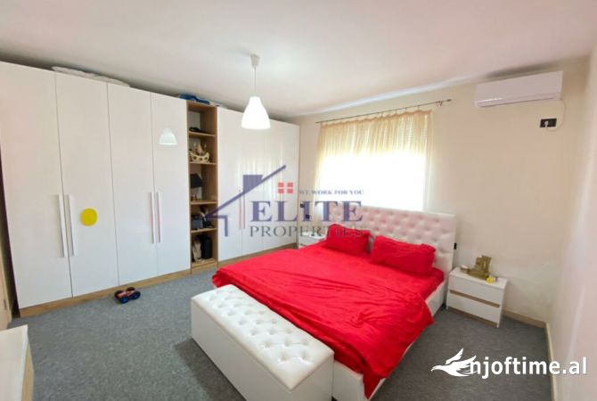 Shtepi ne shitje Penthose(kati i fundit panoramik) ne Tirane, 4+1, Mobilimi Bosh, pa mobiluar, Pagesa 370,000  Euro.
