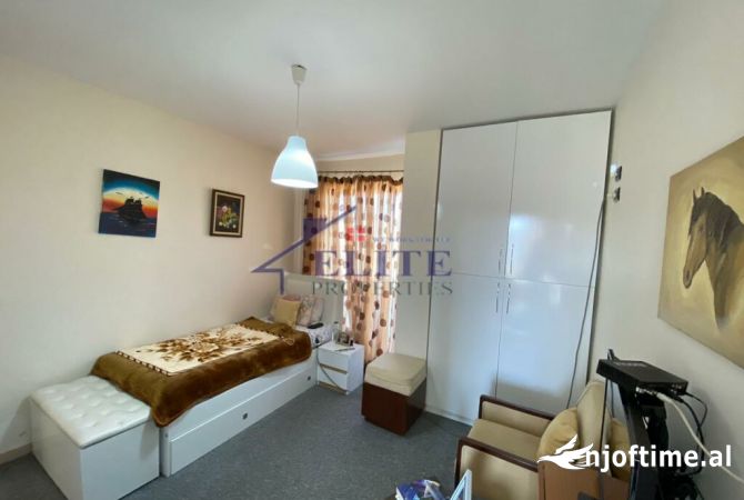 Shtepi ne shitje Penthose(kati i fundit panoramik) ne Tirane, 4+1, Mobilimi Bosh, pa mobiluar, Pagesa 370,000  Euro.