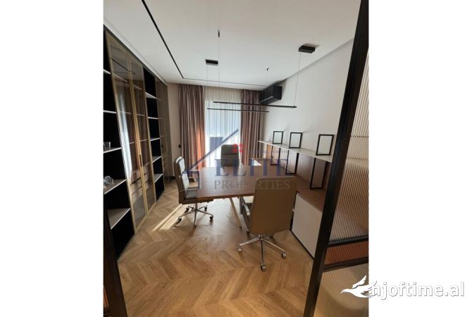 Bulevardi i Ri prane Ish Stcionit te Trenit, zyre me qira