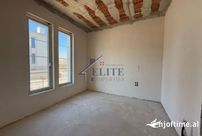 Shtepi ne shitje Vila Luksoze ne Tirane, 5+1, Mobilimi Bosh, pa mobiluar, Pagesa 1,500,000  Euro.