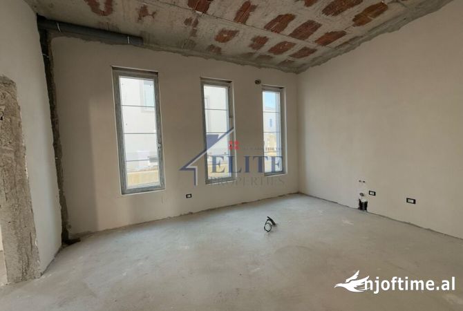 Shtepi ne shitje Vila Luksoze ne Tirane, 5+1, Mobilimi Bosh, pa mobiluar, Pagesa 1,500,000  Euro.