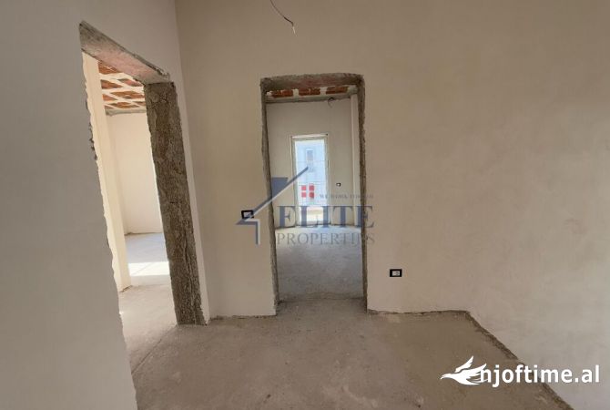 Shtepi ne shitje Vila Luksoze ne Tirane, 5+1, Mobilimi Bosh, pa mobiluar, Pagesa 1,500,000  Euro.