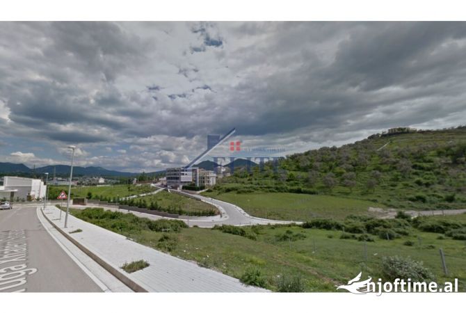Truall ose Toke ne Tirane - 990,000 Euro