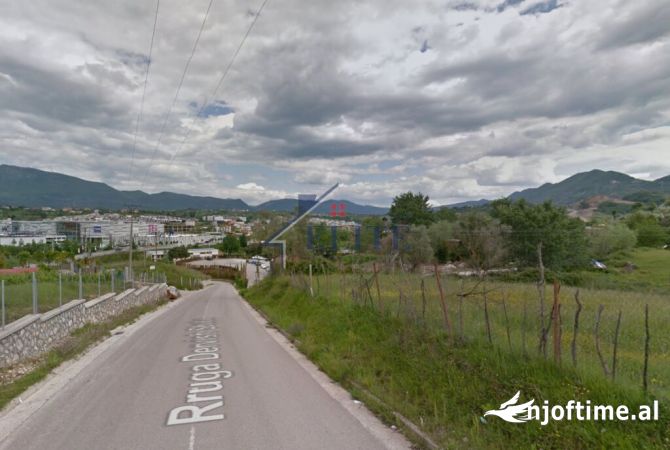 Truall ose Toke ne Tirane - 990,000 Euro