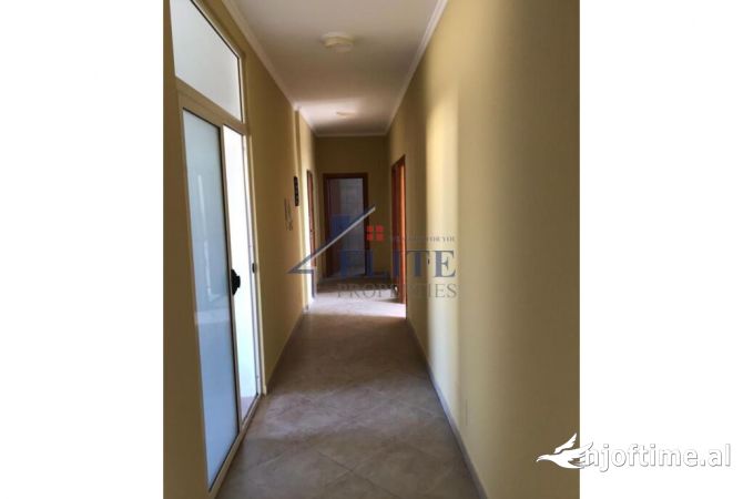 Shtepi ne shitje Vila Luksoze ne Tirane, 6+1, Mobilimi Bosh, pa mobiluar, Pagesa 250,000  Euro.