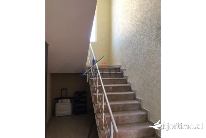 Shtepi ne shitje Vila Luksoze ne Tirane, 6+1, Mobilimi Bosh, pa mobiluar, Pagesa 250,000  Euro.