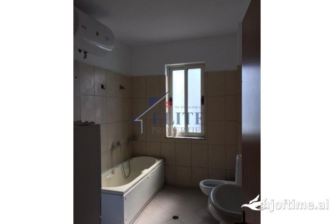 Shtepi ne shitje Vila Luksoze ne Tirane, 6+1, Mobilimi Bosh, pa mobiluar, Pagesa 250,000  Euro.