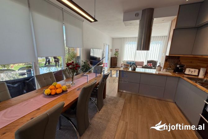 Shtepi ne shitje Vila Luksoze ne Durres, 3+1, Mobilimi E mobiluar, Pagesa 398,000  Euro.