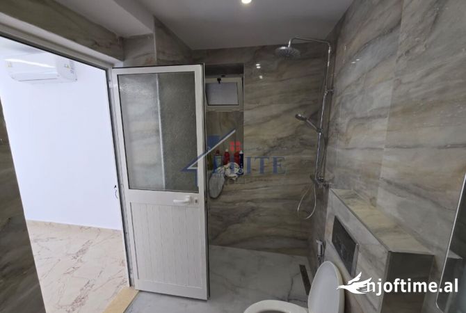 21 Dhjetori, dyqan me qira