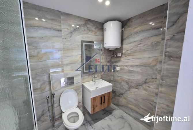 21 Dhjetori, dyqan me qira