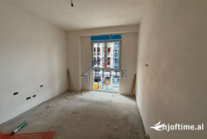 Shtepi ne shitje Apartament ne Tirane, 2+1, Mobilimi Bosh, pa mobiluar, Pagesa 194,400  Euro.