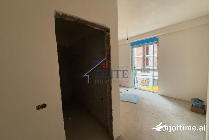 Shtepi ne shitje Apartament ne Tirane, 2+1, Mobilimi Bosh, pa mobiluar, Pagesa 194,400  Euro.